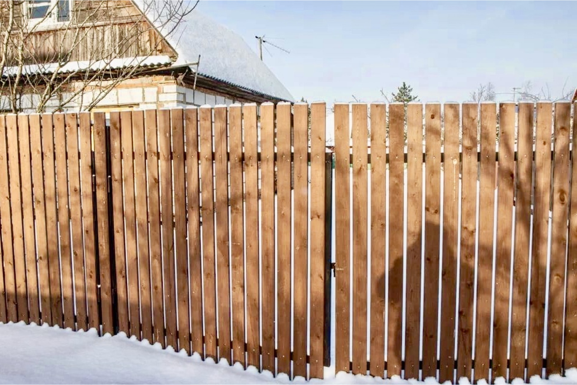 Забор из деревянного штакетника широкого фото
