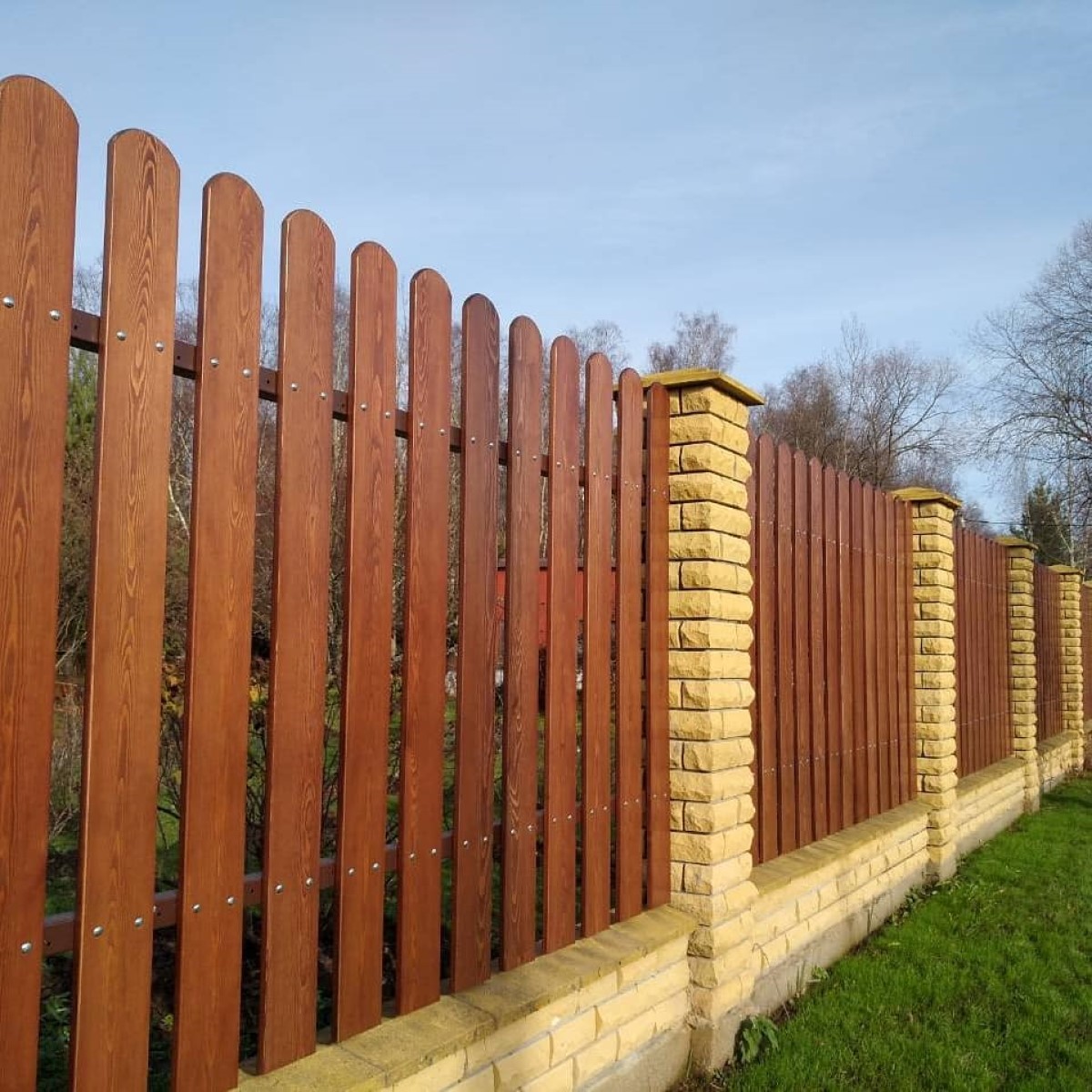 Форум какой забор. Деревянный забор. Красивый деревянный забор. Стильный деревянный забор. Деревянные заборы и ограждения.